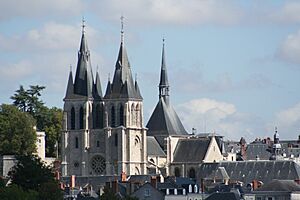 Archivo:Église Saint-Nicolas-Saint-Lomer de Blois - Vue depuis la rive sud 2