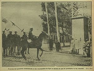 Archivo:1917-08-14, La Mañana, Fuerzas de Lanceros custodiando á los encargados de fijar el bando en que se proclama la ley marcial, Pío