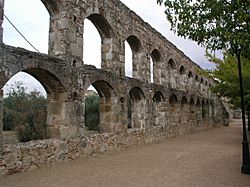 Acueducto de San Lázaro, Mérida, España - 20041010.jpg