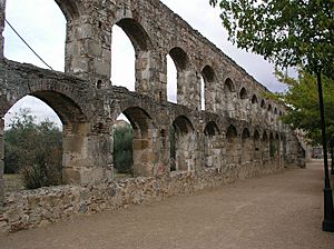 Archivo:Acueducto de San Lázaro, Mérida, España - 20041010