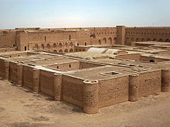 Al-Ukhaidir Fortress (30655095821)