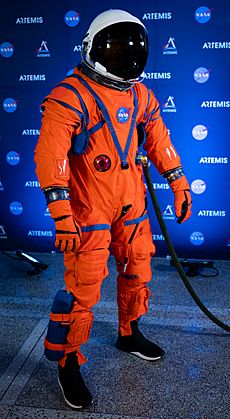 Archivo:Artemis Orion OCSS Suit NASA