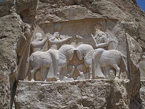 Archivo:Bas relief nagsh-e-rostam couronnement