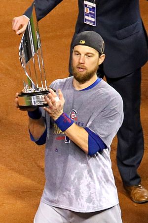 Archivo:Ben Zobrist with 2016 World Series MVP trophy