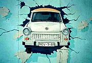 Archivo:Berlin Wall Trabant grafitti