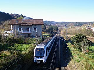 Bilboraino doan tren bat, Barroeta auzotik pasatzen.jpeg