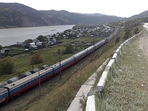 Archivo:Buryatia, Russia. Transsiberian express heading along Selenga river - panoramio