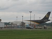Archivo:Capital Region International Airport UPS A300 Cargo