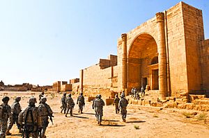 Archivo:Crazy Troop Visit Ancient Ruins of Hatra 2