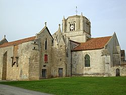 Eglise et prieuré des Magnils-Reigniers..JPG