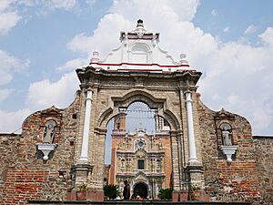 Archivo:Entrada al atrio del Templo de San Francisco Acatepec 06