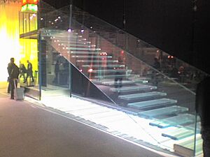 Archivo:Escalera vidrio laminado 10+10+10