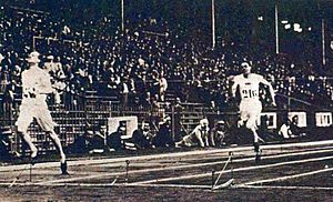 Archivo:Finale du 400 mètres aux JO de 1924, Eric Liddell l'emporte devant Horatio Fitch