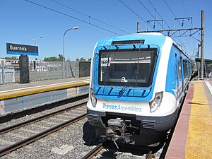 Archivo:Formación de Trenes Argentinos ingresando al andén de la estación Guernica