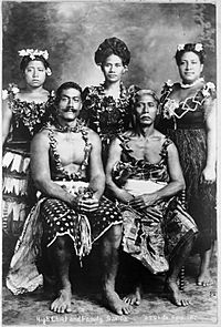 Archivo:High Chief and family, Samoa, ca 1914