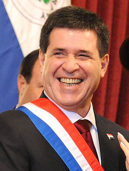 Horacio Cartes con banda