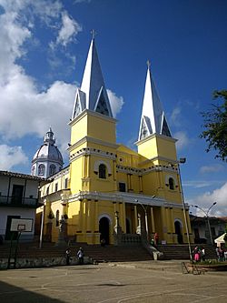 Iglesia de Santo Domingo (Santo Domingo, Antioquia) - exterior 3.jpg