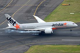 Jetstar Boeing 787 landing at Sydney Airport.jpg