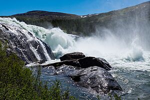 Archivo:Korluktok Falls, Korok River-2
