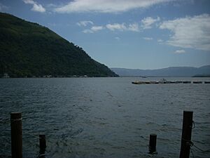Archivo:Lago de Amatitlán 02