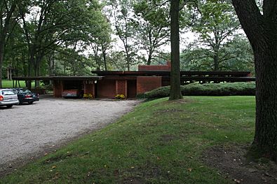 Archivo:Melvyn Maxwell Smith House from the road - FLW, Architect - Bloomfield Hills built in 1946 (291334338)