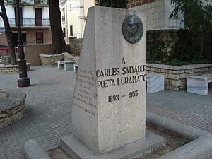 Archivo:Monument del poble de Benassal al poeta Carles Salvador
