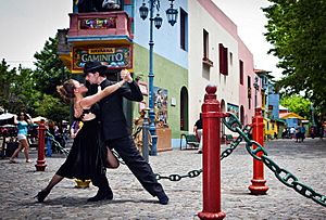 Archivo:Pareja de Tango bailando en Caminito