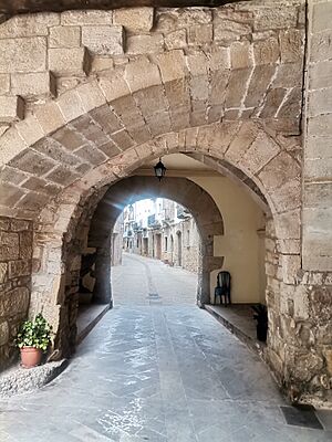 Archivo:Pasadizo gótico en la calle San Roque