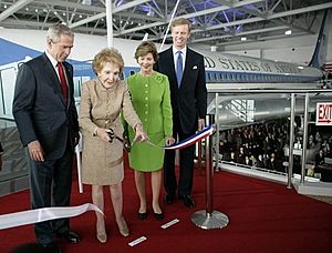 Archivo:President Bush, Laura Bush and Nancy Reagan