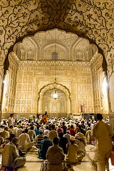 Archivo:Ramadan Night at Badshahi Mosque