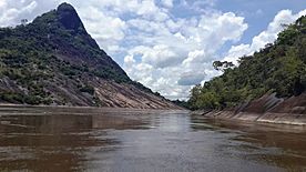 Rio Inirida pasando por Mavecure - panoramio.jpg