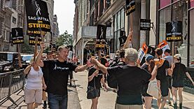 Archivo:SAG-AFTRA Picket I (53051649802)
