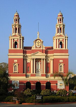 Archivo:Sacred Heart Cathedral (New Delhi) sky adj