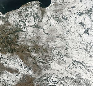 Archivo:Satellite image of Poland in February 2003