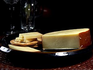 Archivo:Smoked gouda cheese