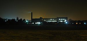 Archivo:Somerdale Factory, Keynsham, at night
