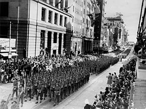 Archivo:StateLibQld 1 114168 Returned World War Two soldiers march in Queen Street, Brisbane, 1944