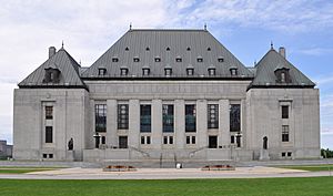 Archivo:Supreme court of Canada in summer