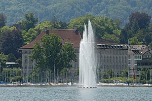 Archivo:Swiss Re corporate headquarters at Mythenquai in Zurich (2009)