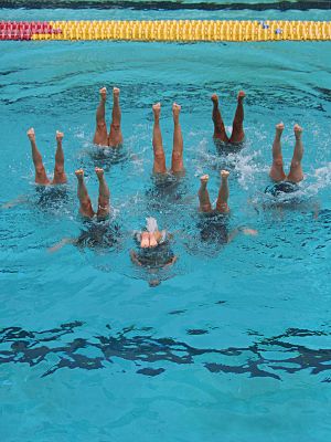 Archivo:Synchronized swimming - legs