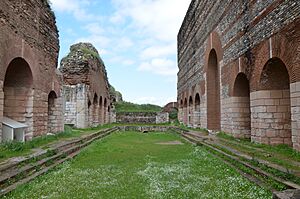 Archivo:The Bath-Gymnasium complex at Sardis, late 2nd - early 3rd century AD, Sardis, Turkey (16477799584)
