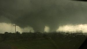 Archivo:Tushka, Oklahoma tornado April 14, 2011