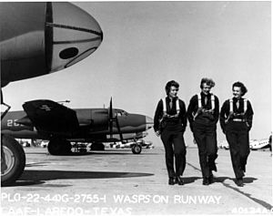Archivo:WASPs on flight line at Laredo AAF