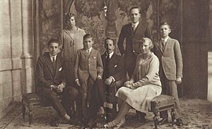 Archivo:1927-05-21, La Esfera, Una bella fotografía íntima del rey y de sus hijos, Kaulak (cropped)