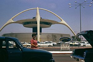 Archivo:6207-LAX Theme Building-Restaurant