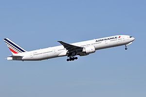 Archivo:Air France, Boeing 777-328(ER), F-GSQC - CDG (22179854630)