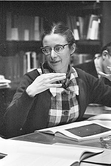 Anne Underhill in de bibliotheek van Sonnenborgh, Utrecht Observatory, 1962-1965.jpg