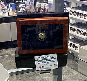Archivo:Apollo 11 coin on sale at KSC