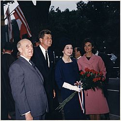 Archivo:Arrival ceremonies for the President of Peru. President Don Manuel Prado, President Kennedy, Mrs. Prado, Mrs. Kennedy