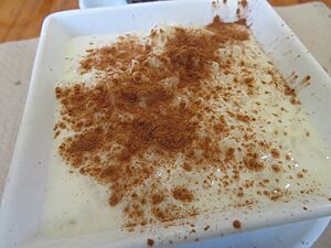 Archivo:Arroz con leche espolvoreado con canela molida